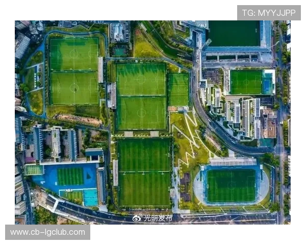探索足球人与城市街头绿茵场景真实存在地点的丰富全景描绘